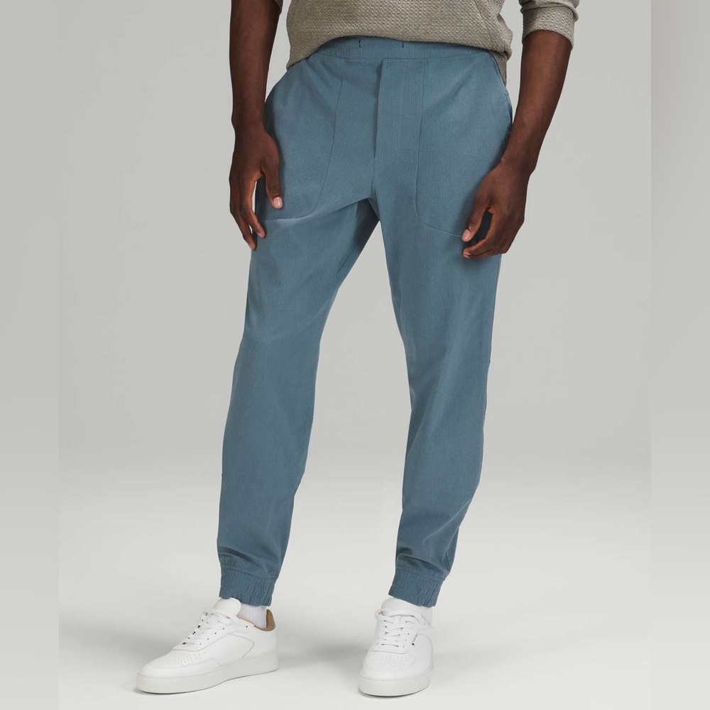 Lululemon Men's ABC ventlight Joggers in river blue size small